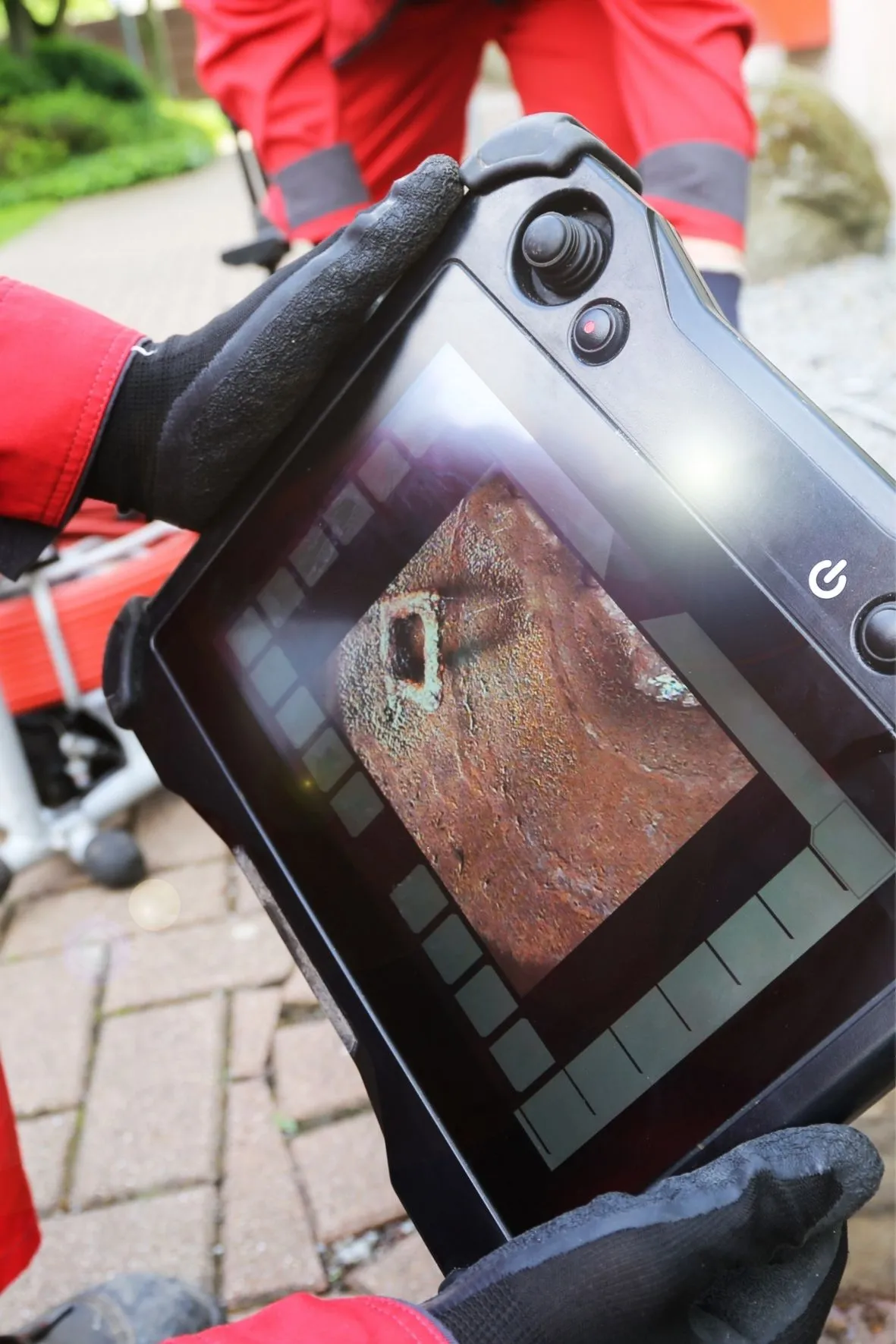 Nettoyage de puisard de garage avec un tuyau de vidange à Dollard-des-Ormeaux