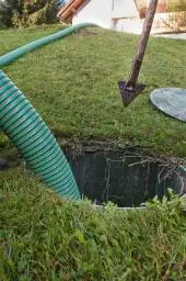 Drain de fondation endommagé par la rouille et les dépôts de terre à Repentigny