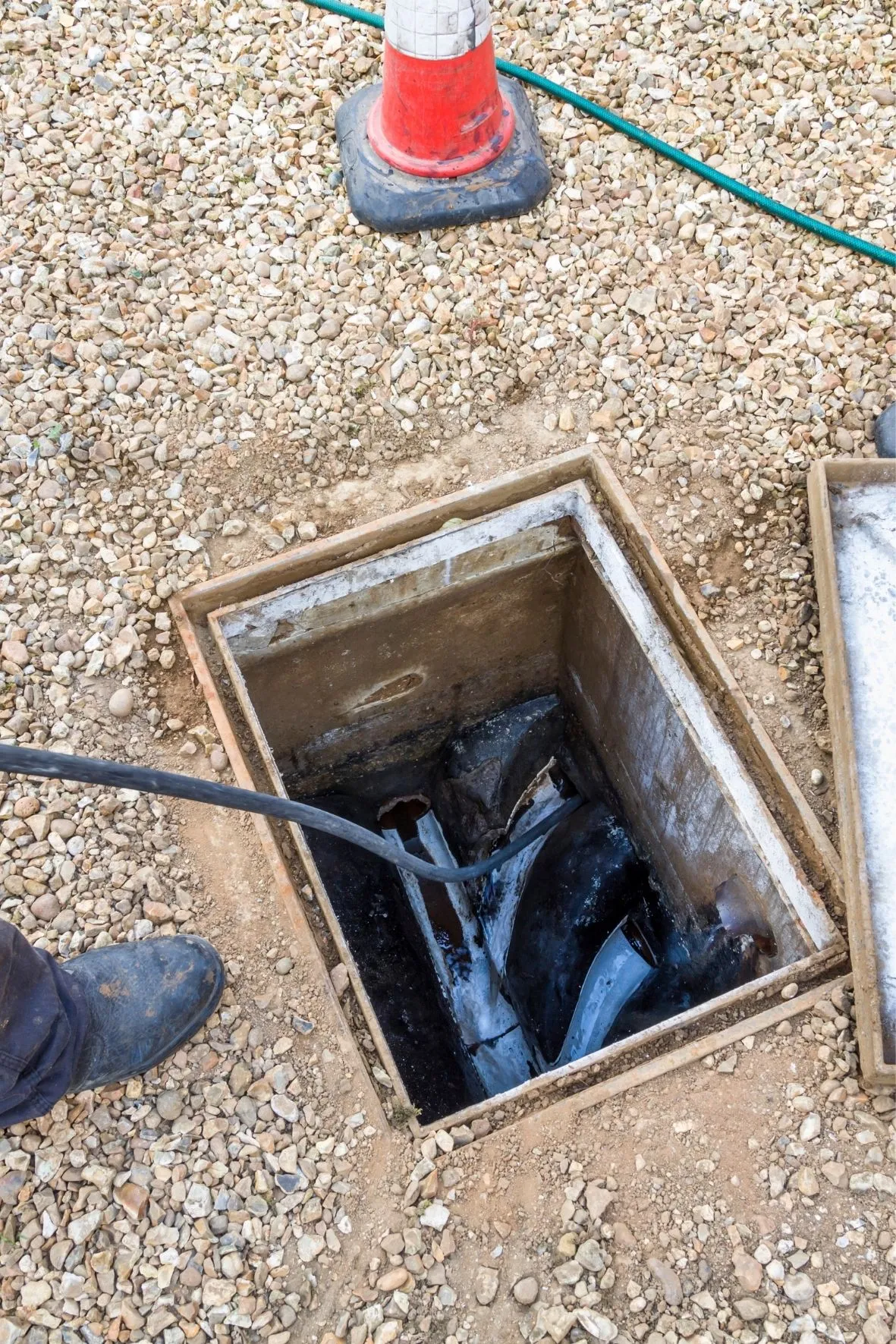Drain obstrué par la boue et la rouille nécessitant un nettoyage professionnel Sur la Rive-Nord de Montréal